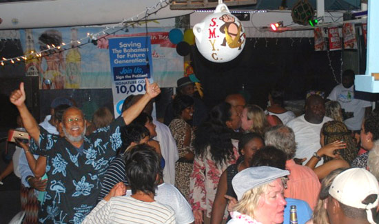 Jo-Darville-with-crowd-enjoying-music